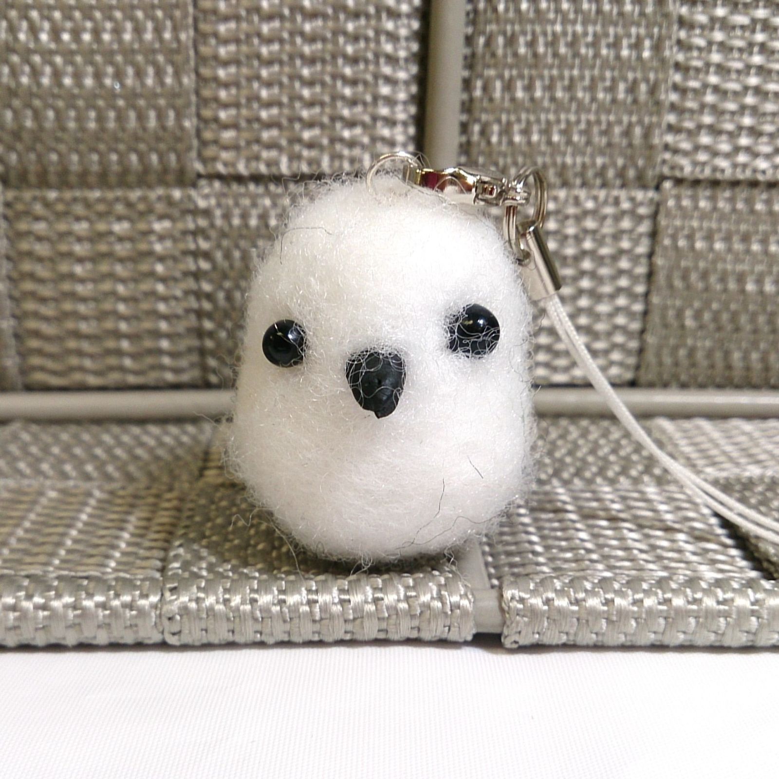 【りかりか】シマエナガ キジ白 猫 羊毛フェルト ストラップ ハンドメイド ころんと可愛いシマエナガの羊毛フェルトストラップ｜小さな癒し鳥 oh