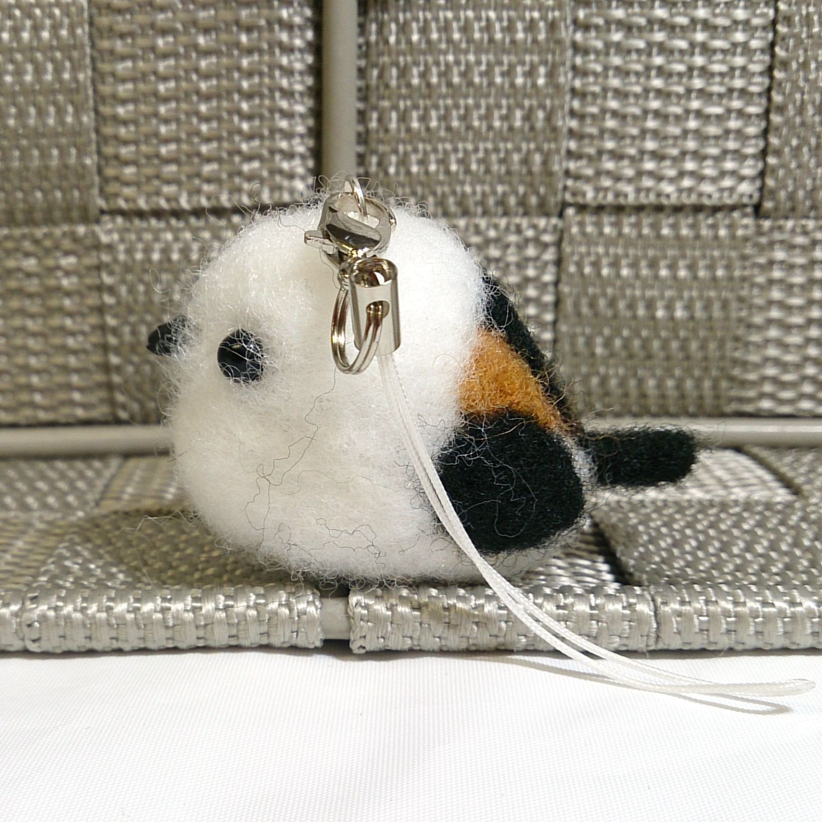 ころんと可愛いシマエナガの羊毛フェルトストラップ｜小さな癒し鳥 oh