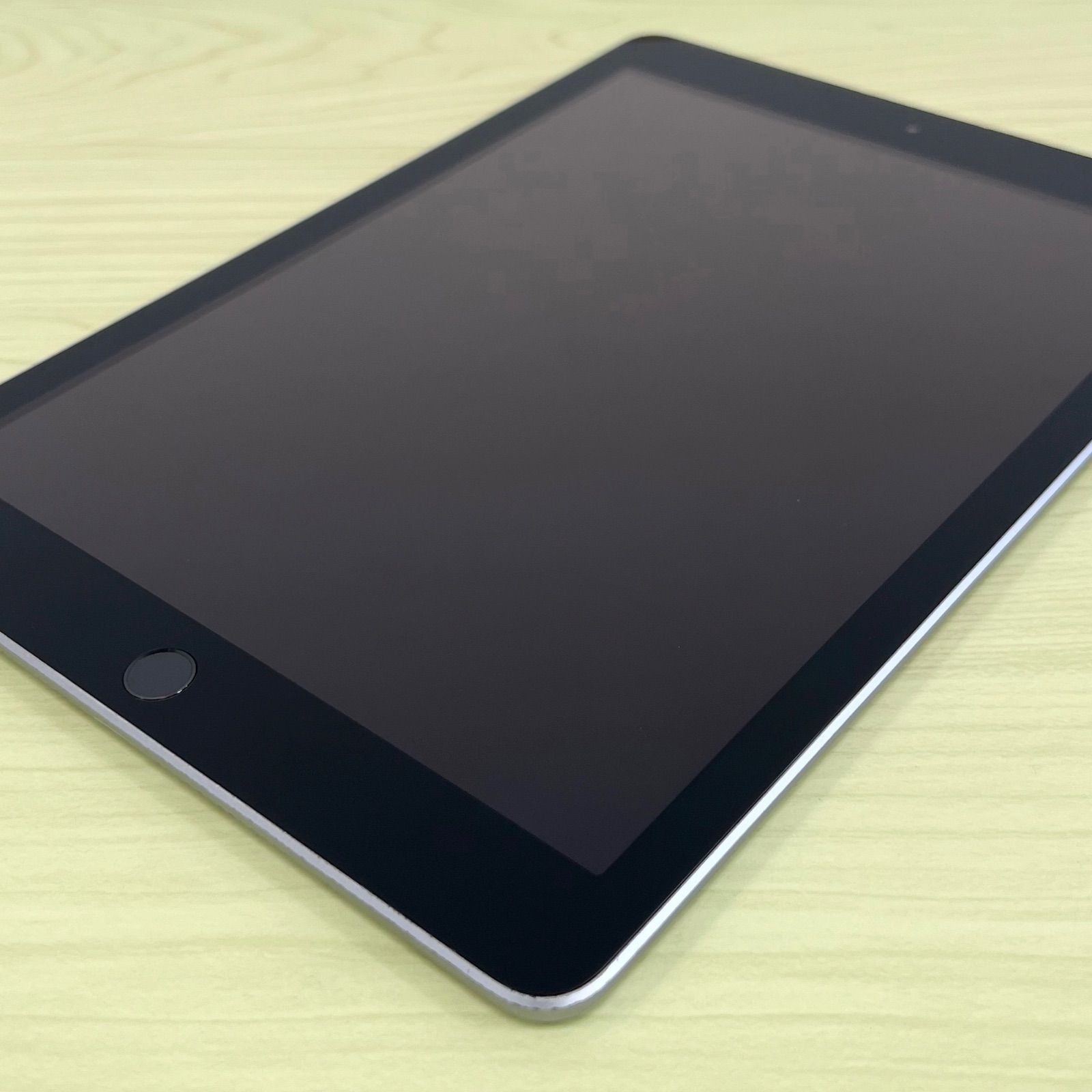 iPad 第6世代 32GB スペースグレイ WiFi +Cellullarモデル21713 - メルカリ