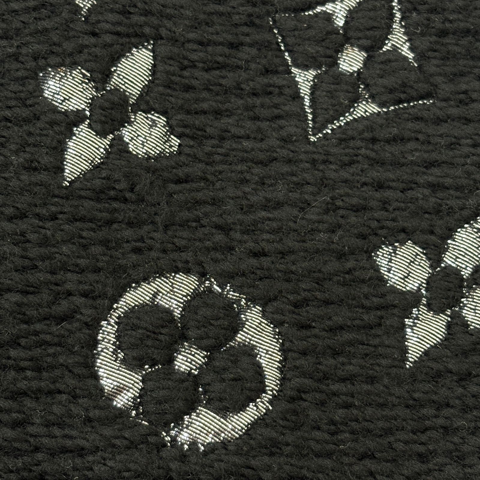 ルイヴィトン LOUIS VUITTON】 エシャルプ ロゴマニア シャイン