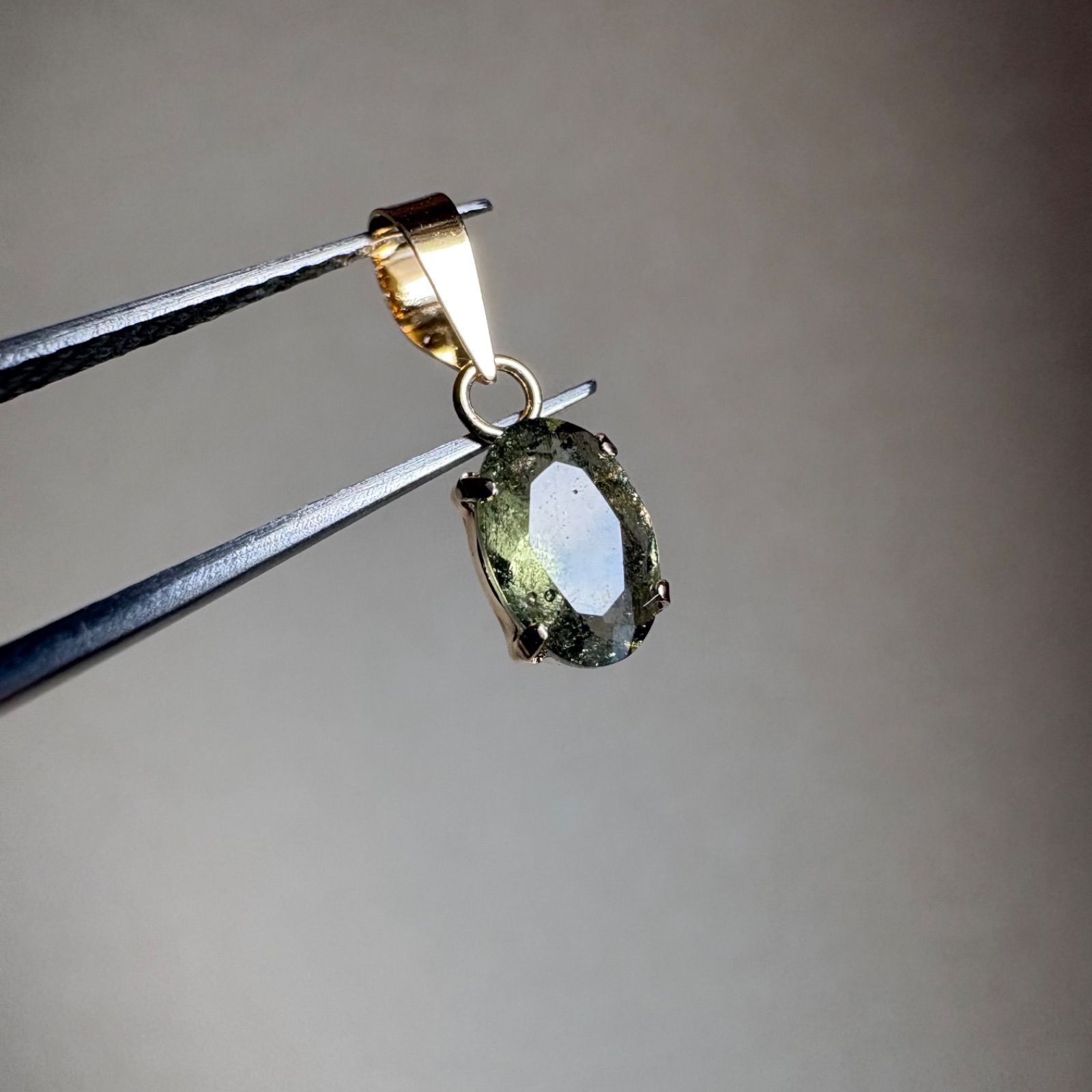 K18 天然石モルダバイト ovalペンダントトップ チャーム レア 希少 18