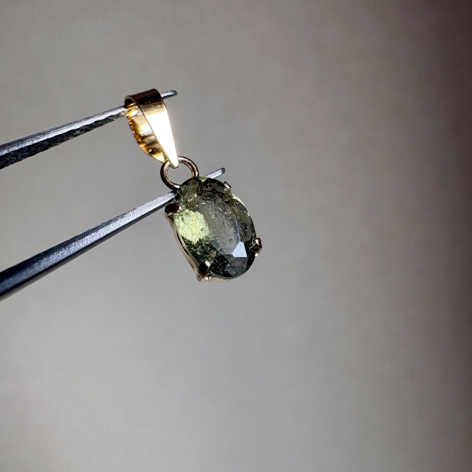 K18 天然石モルダバイト ovalペンダントトップ チャーム レア 希少 18