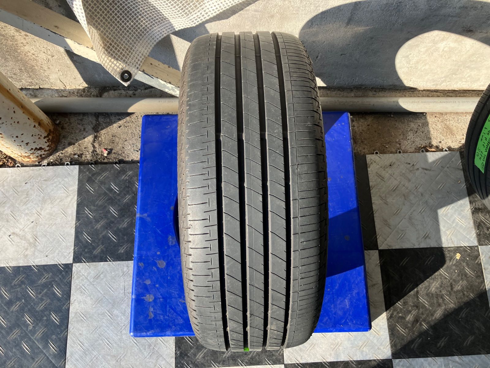 サマータイヤ・ノーマルタイヤ [送料込み] 傷あり 215/45R18 89W 2023