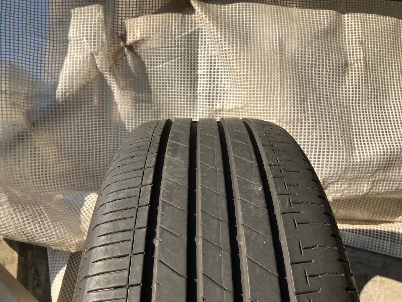 サマータイヤ・ノーマルタイヤ [送料込み] 傷あり 215/45R18 89W 2023