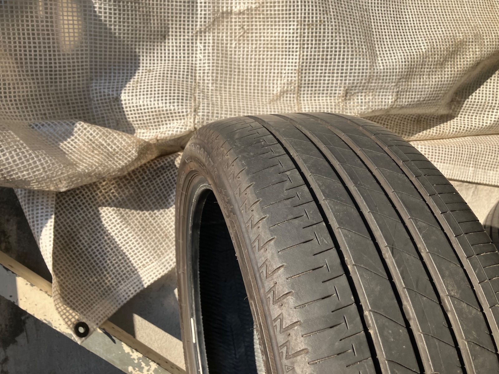サマータイヤ・ノーマルタイヤ [送料込み] 傷あり 215/45R18 89W 2023