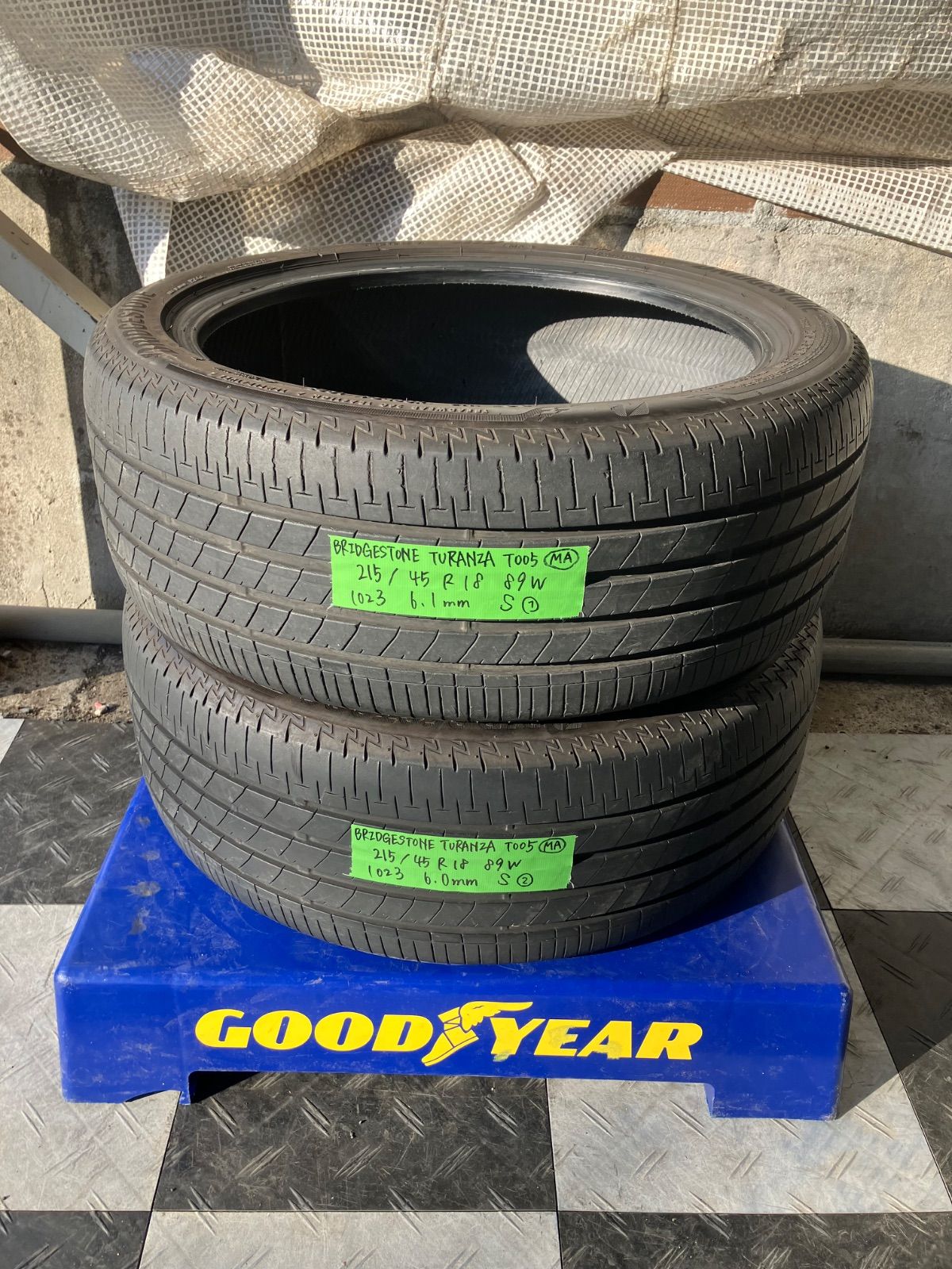 サマータイヤ・ノーマルタイヤ [送料込み] 傷あり 215/45R18 89W 2023