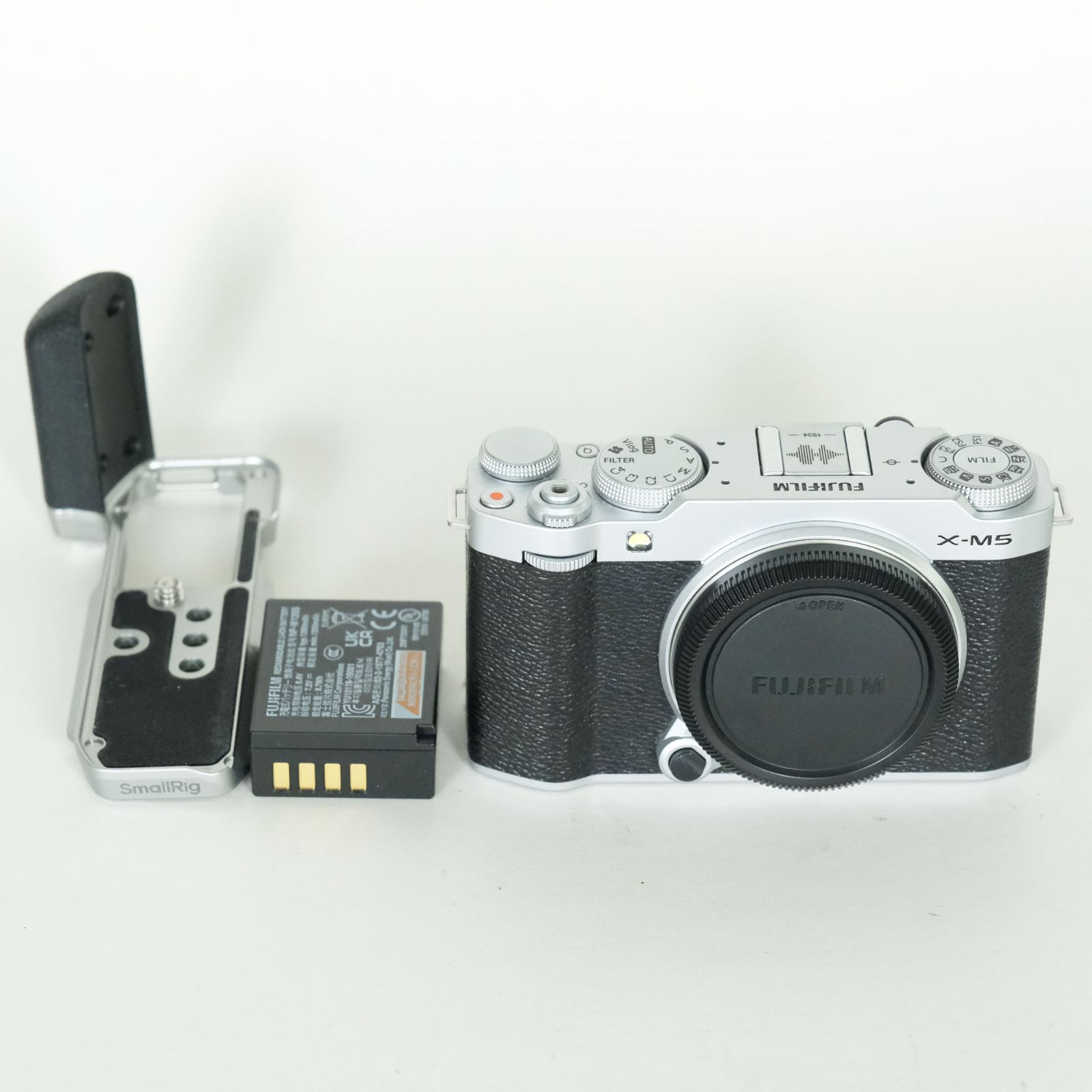 美品 | シャッター数4,260回｜カメラグリップ付] FUJIFILM X-M5