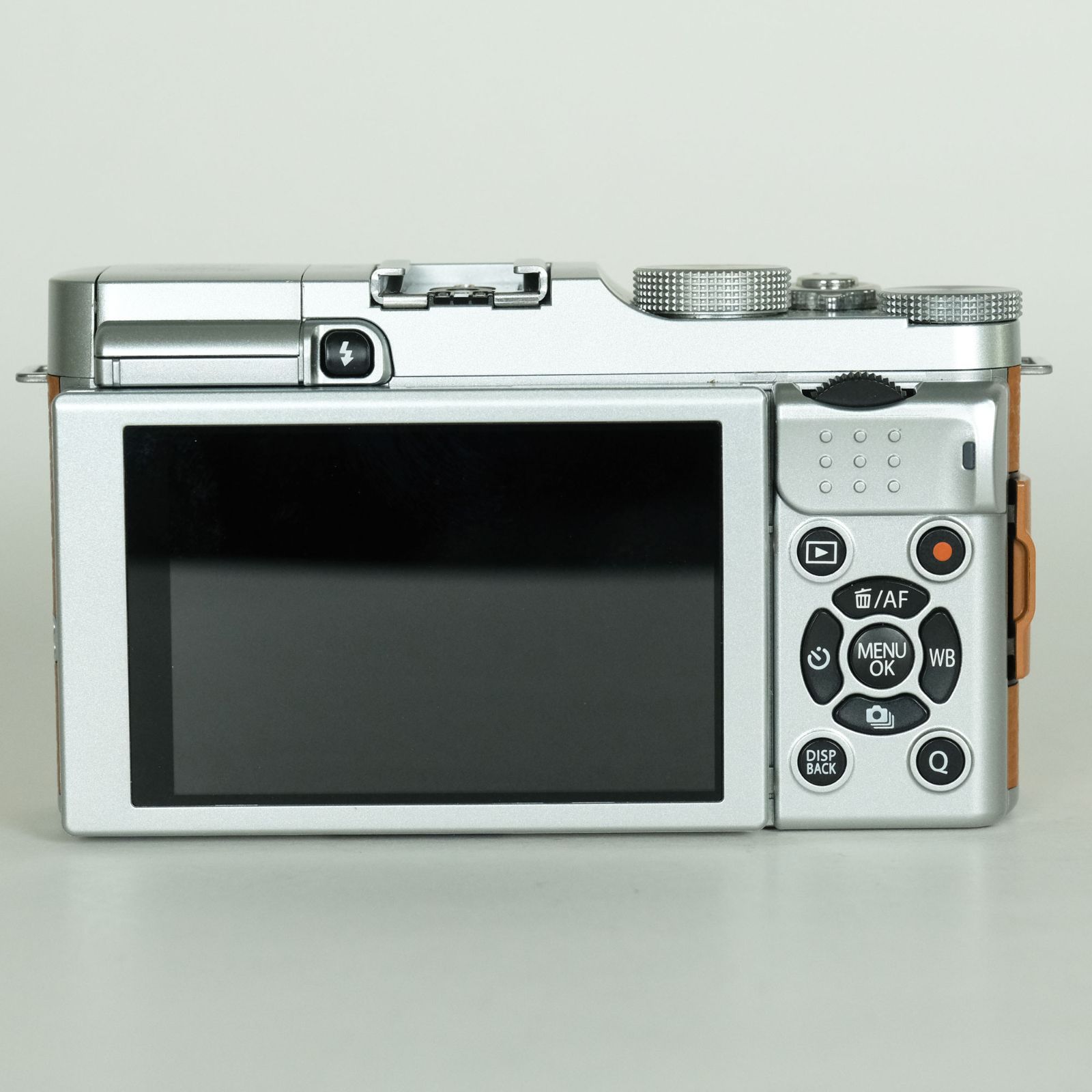 良品 | バッテリー4個・グリップ付] FUJIFILM X-A2 ボディ ブラウン