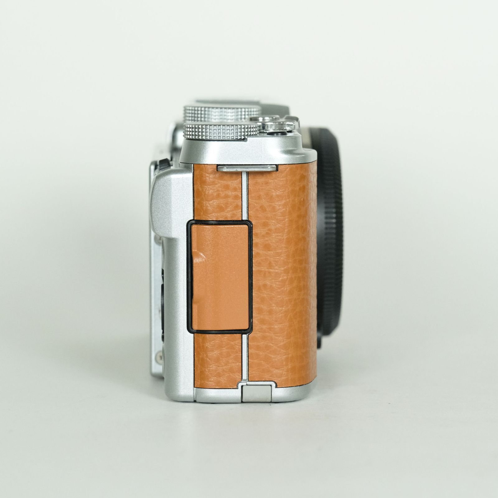 良品 | バッテリー4個・グリップ付] FUJIFILM X-A2 ボディ ブラウン