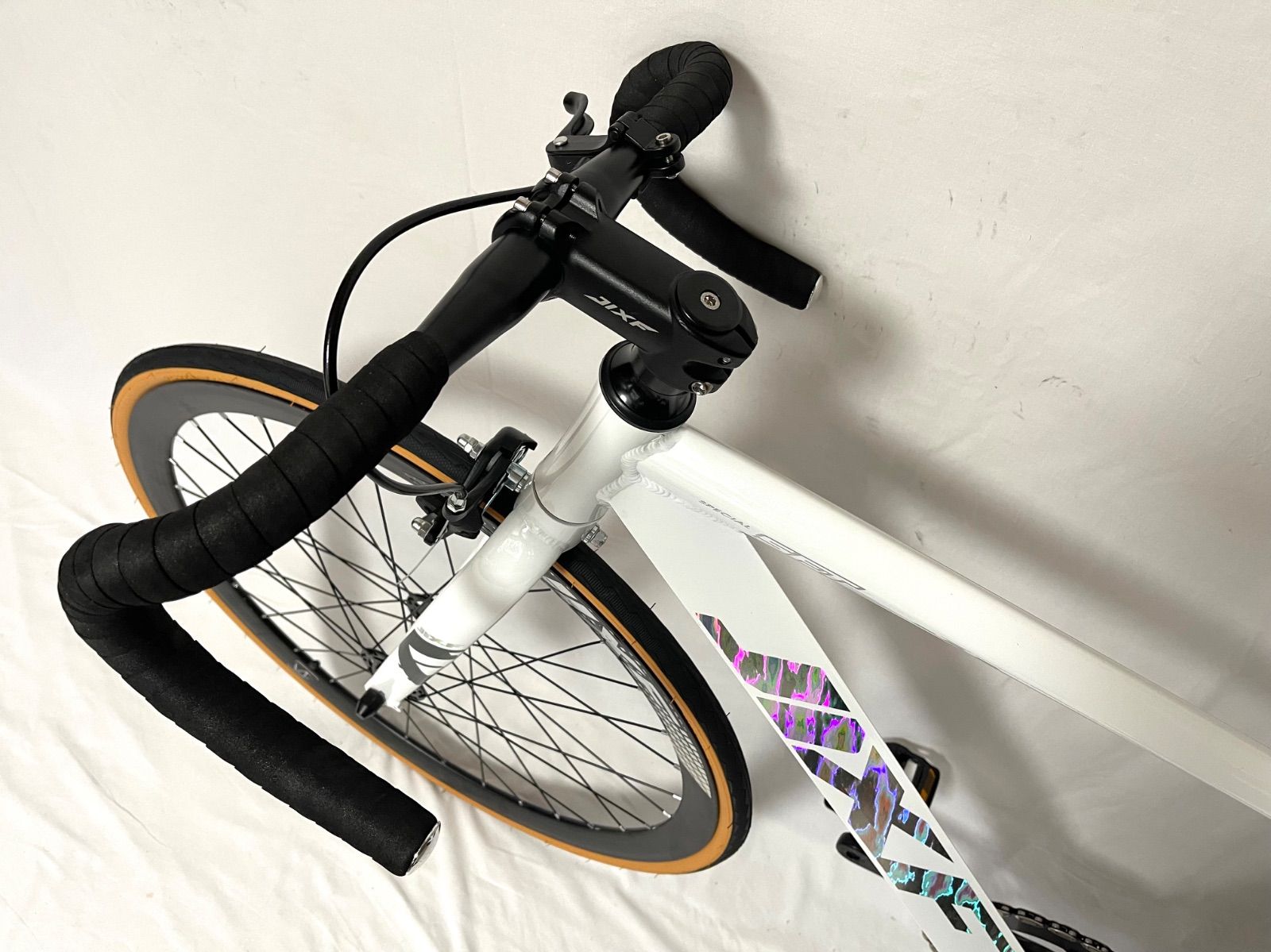 新品・未使用JIXFピストバイクFIXED GEARホワイトフロントブレーキ付 新品・未使用】送料無料 JIXF ピストバイクFIXED GEAR（死飛）AT-7 SFT
