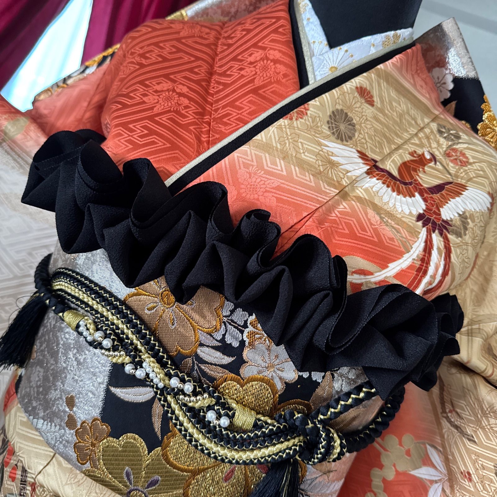 507z52, レース半衿☆人気！振袖 古典柄 金彩 地紋 蝶 赤×黒☆美品 豪華振袖セット(4点)・袋帯・半衿・重ね衿・古典柄・鳳凰・枝垂れ桜