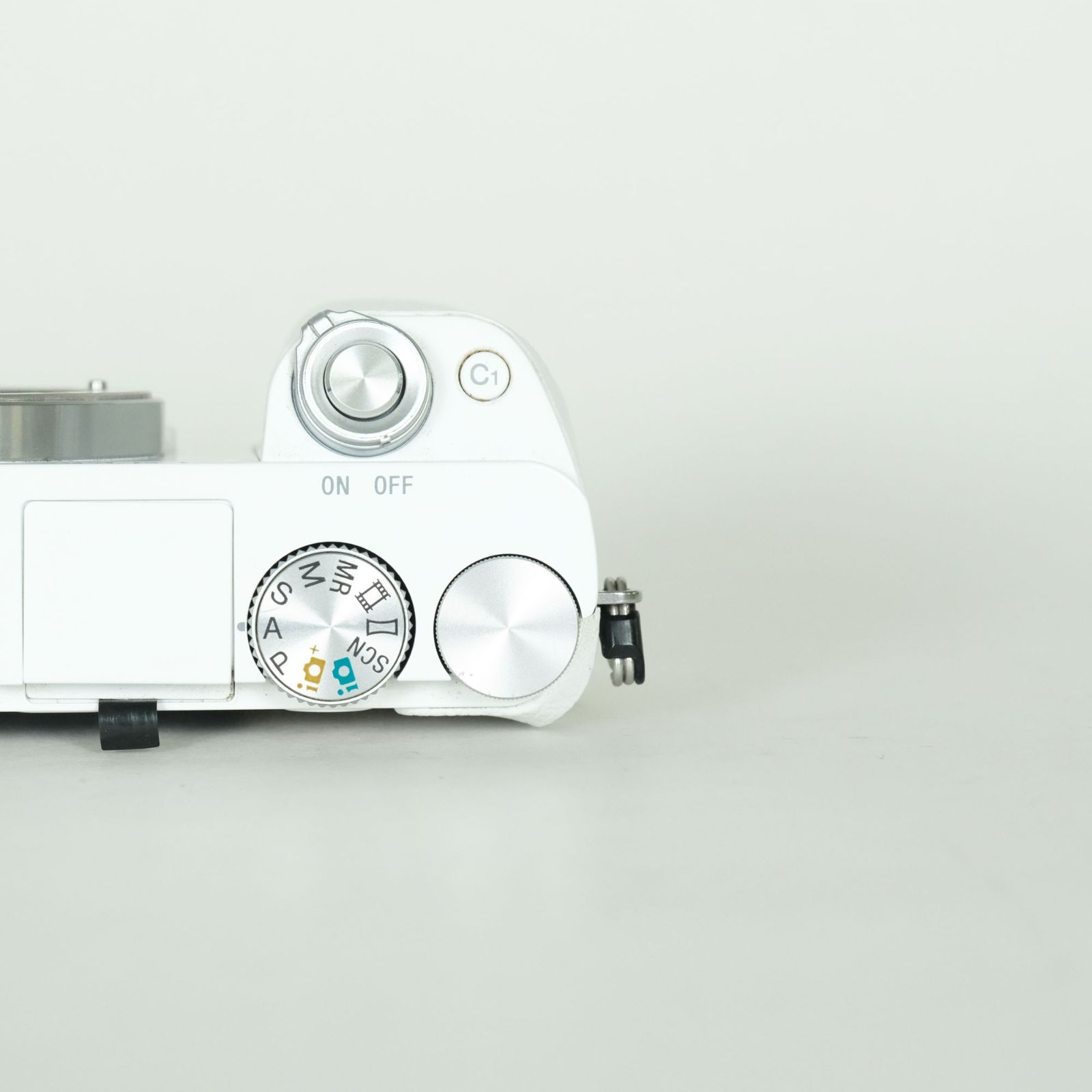 美品】SONY α6000 ホワイトシャッター回数は約1,000 良品 | シャッター数40,204回] SONY α6000（ILCE-6000） [ボディ