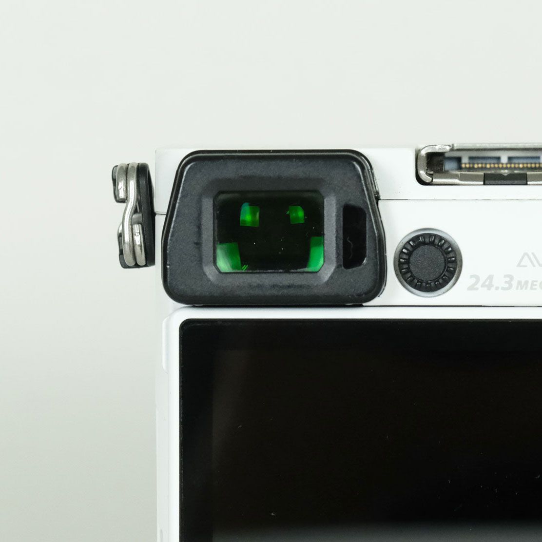 美品】SONY α6000 ホワイトシャッター回数は約1,000 良品 | シャッター数40,204回] SONY α6000（ILCE-6000） [ボディ