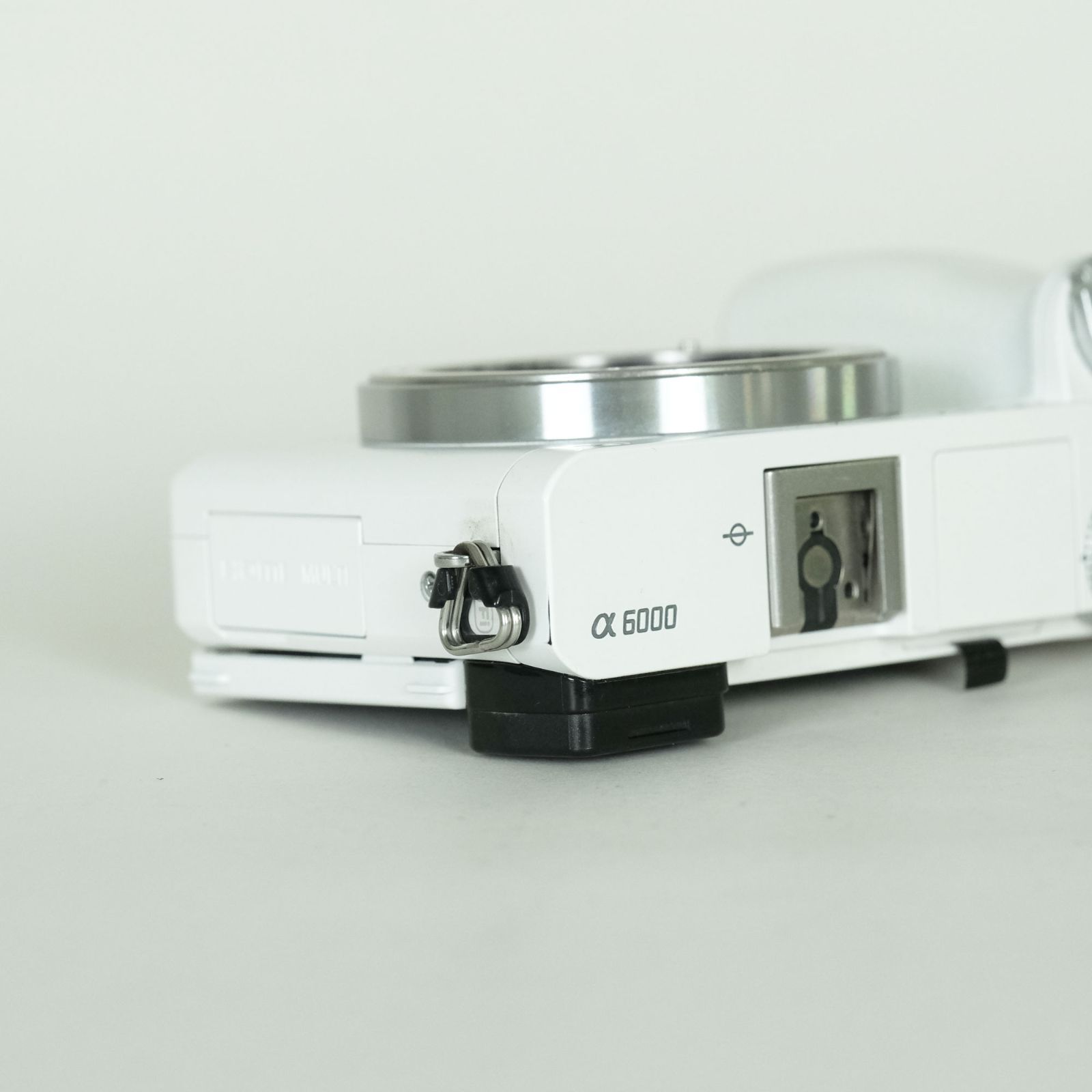 美品】SONY α6000 ホワイトシャッター回数は約1,000 良品 | シャッター数40,204回] SONY α6000（ILCE-6000） [ボディ