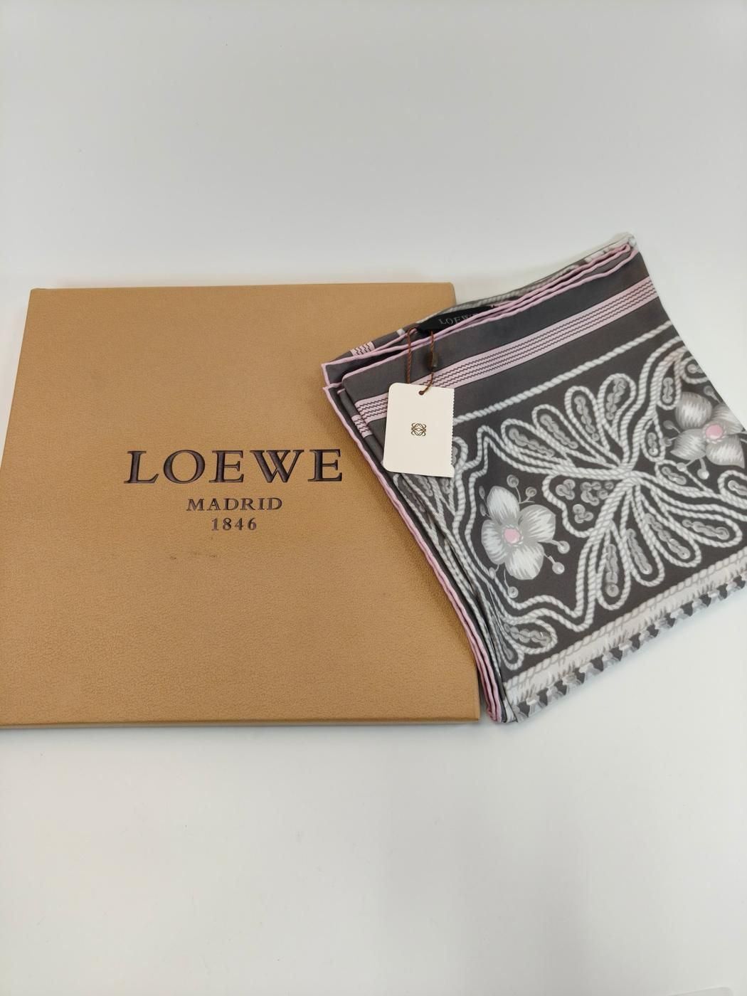 LOEWE ロエベ シルク スカーフ グレー×ピンク 管理番号：10876 - メルカリ