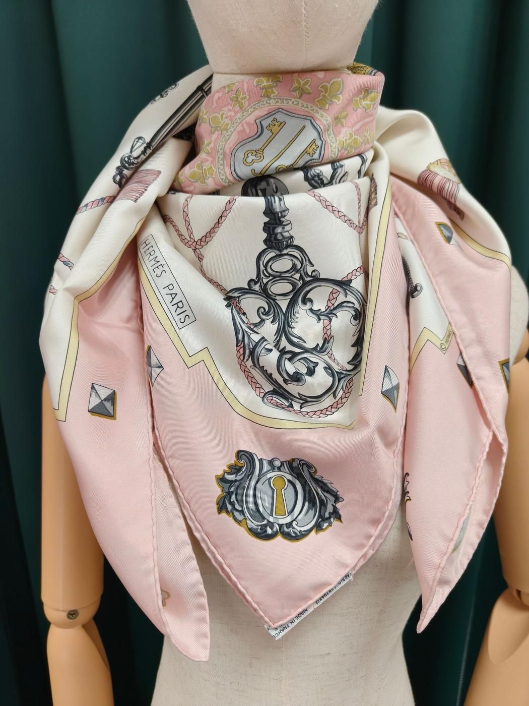 HERMES エルメス カレ90 LES CLES 鍵柄 シルク スカーフ ピンク 管理