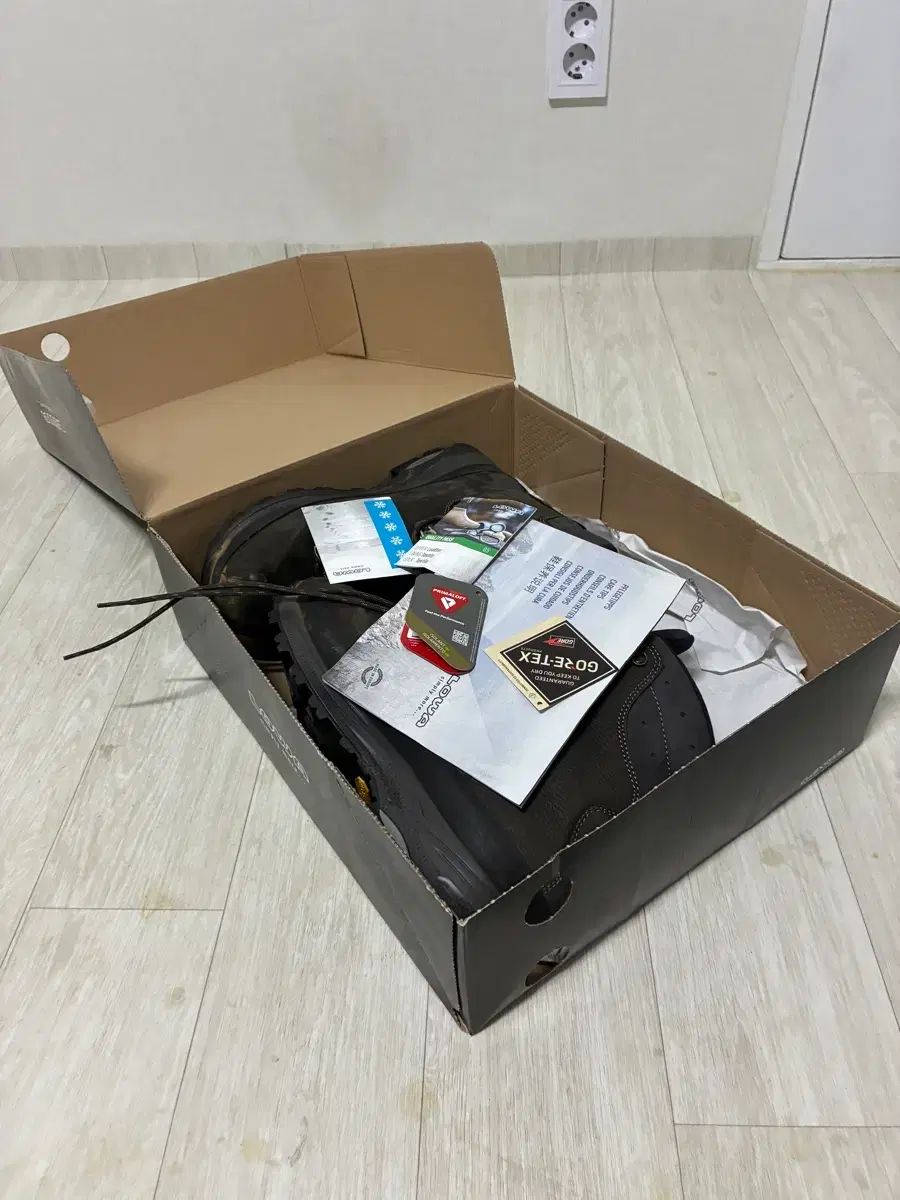  ローバ登山靴 メンズ SUPER WARM GTX サイズ 260 登山靴 トレッキングシューズ アウトドアシューズ