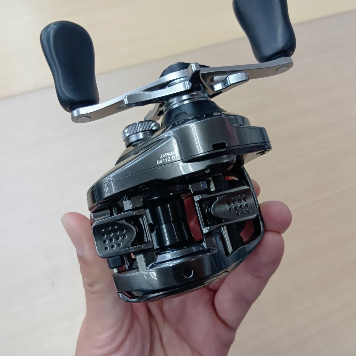  併売 ラインサービス中 シマノ 20メタニウム 右 ベイトリール(ルアー用) リール