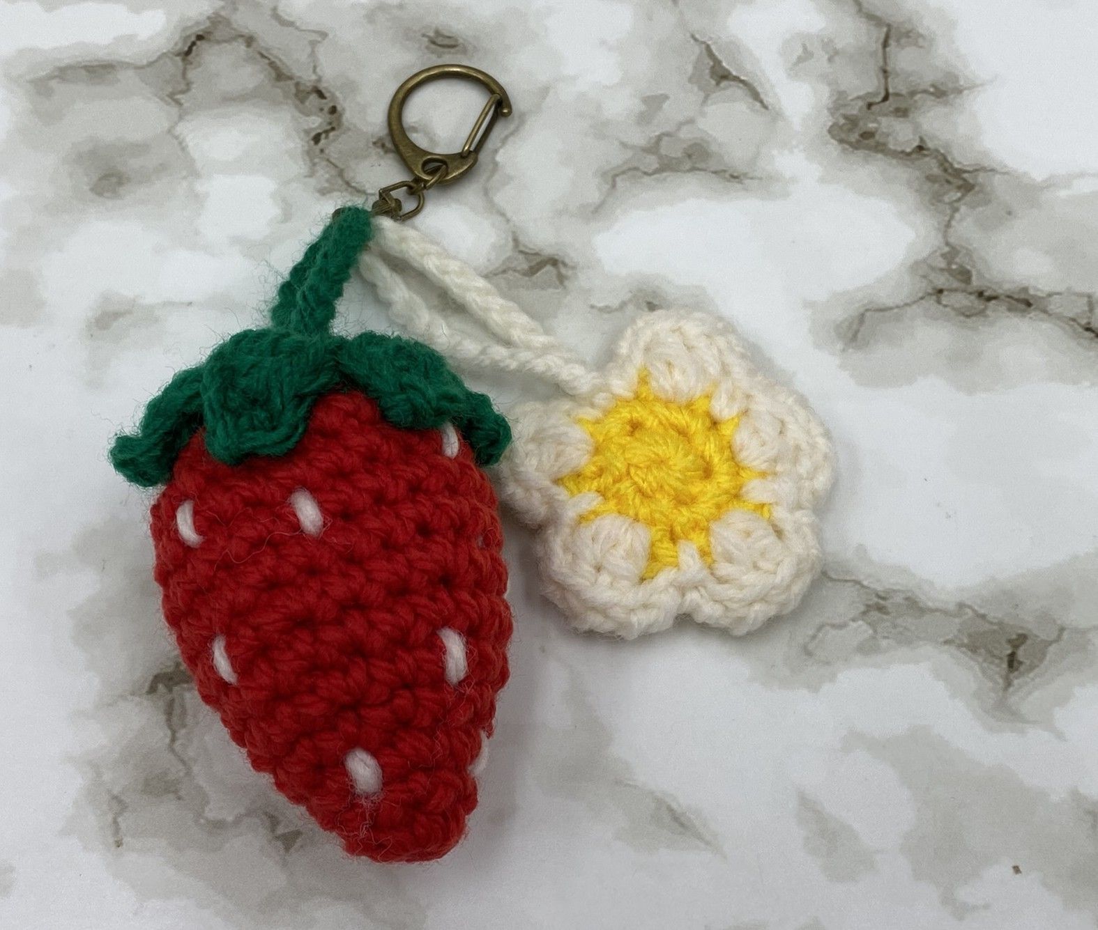 りすの家】手編み いちご 花 キーホルダー あみぐるみ - メルカリ