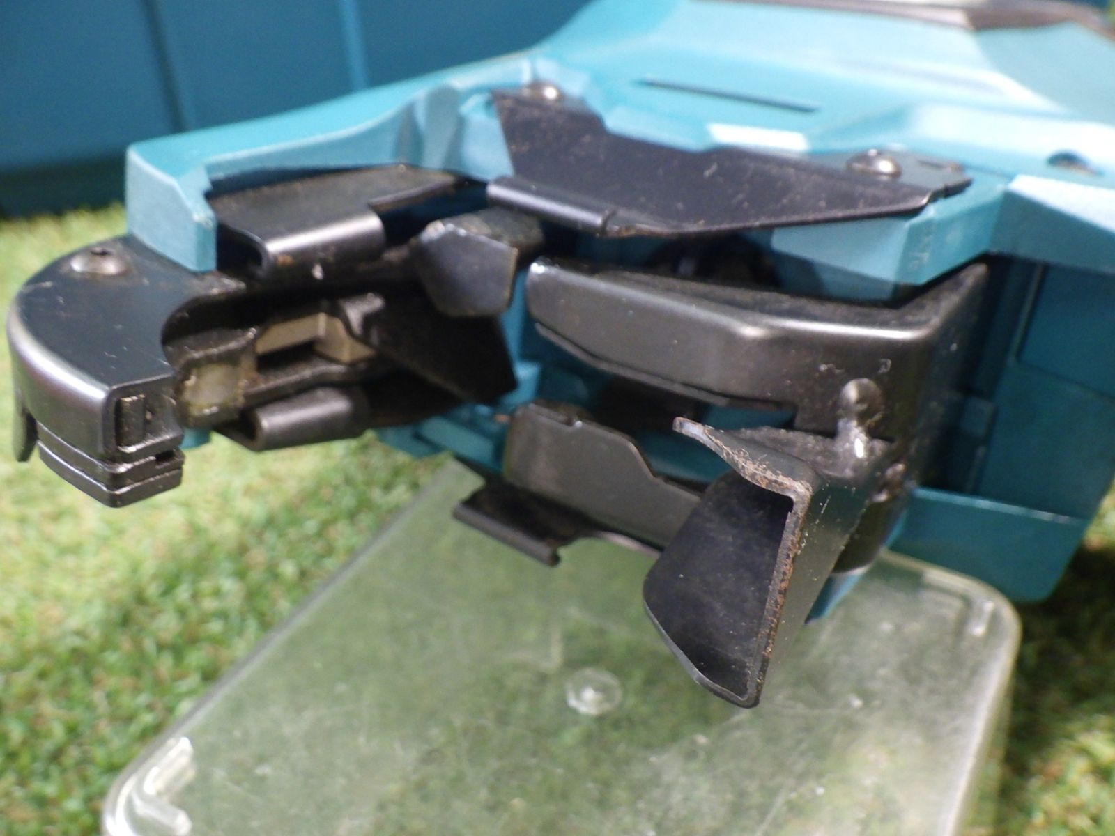 マキタ Makita 充電式鉄筋結束機 TR 180 D 充電器付き 鉄筋同士の結束に 品