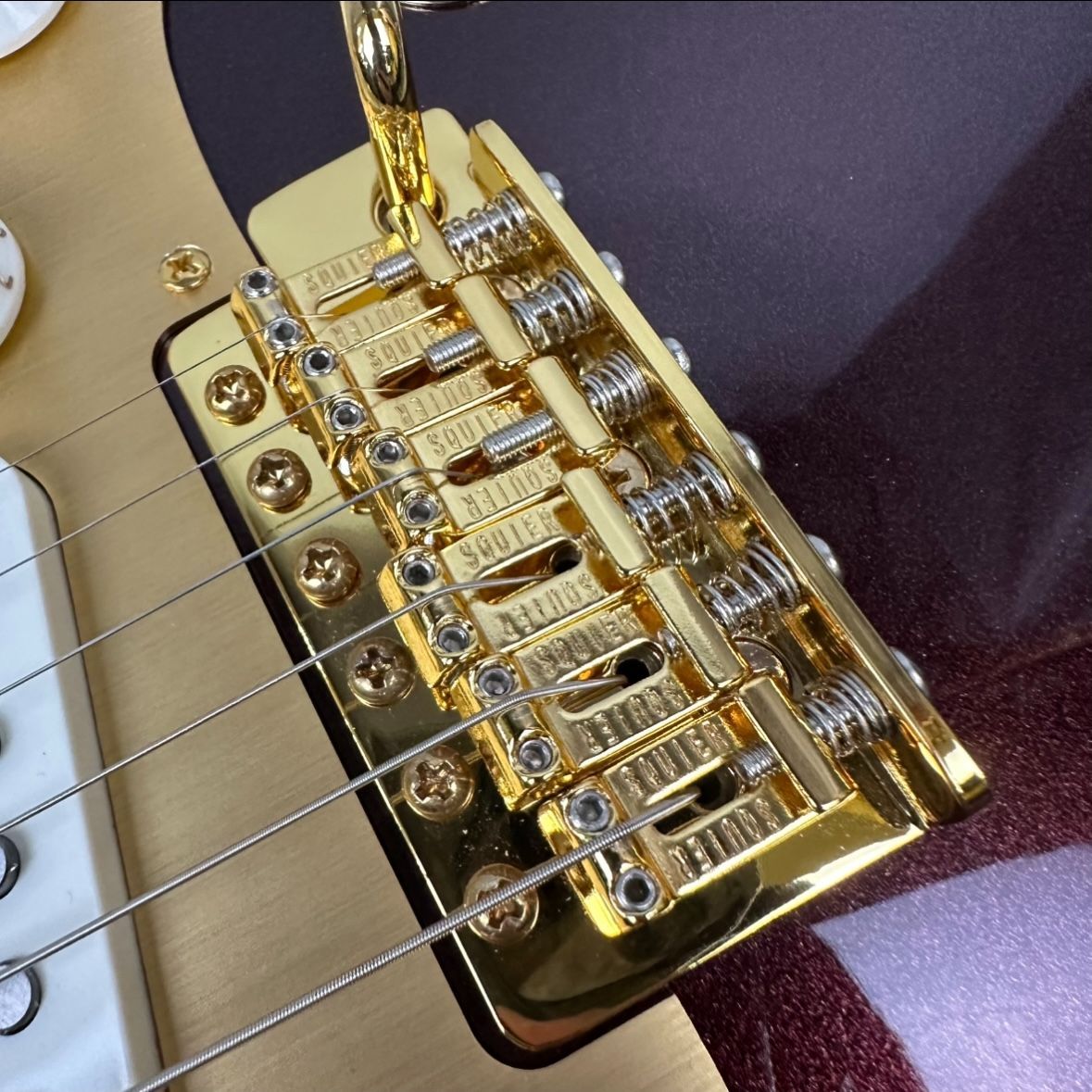 Squier by Fender 40th anniversary stratocaster gold edition