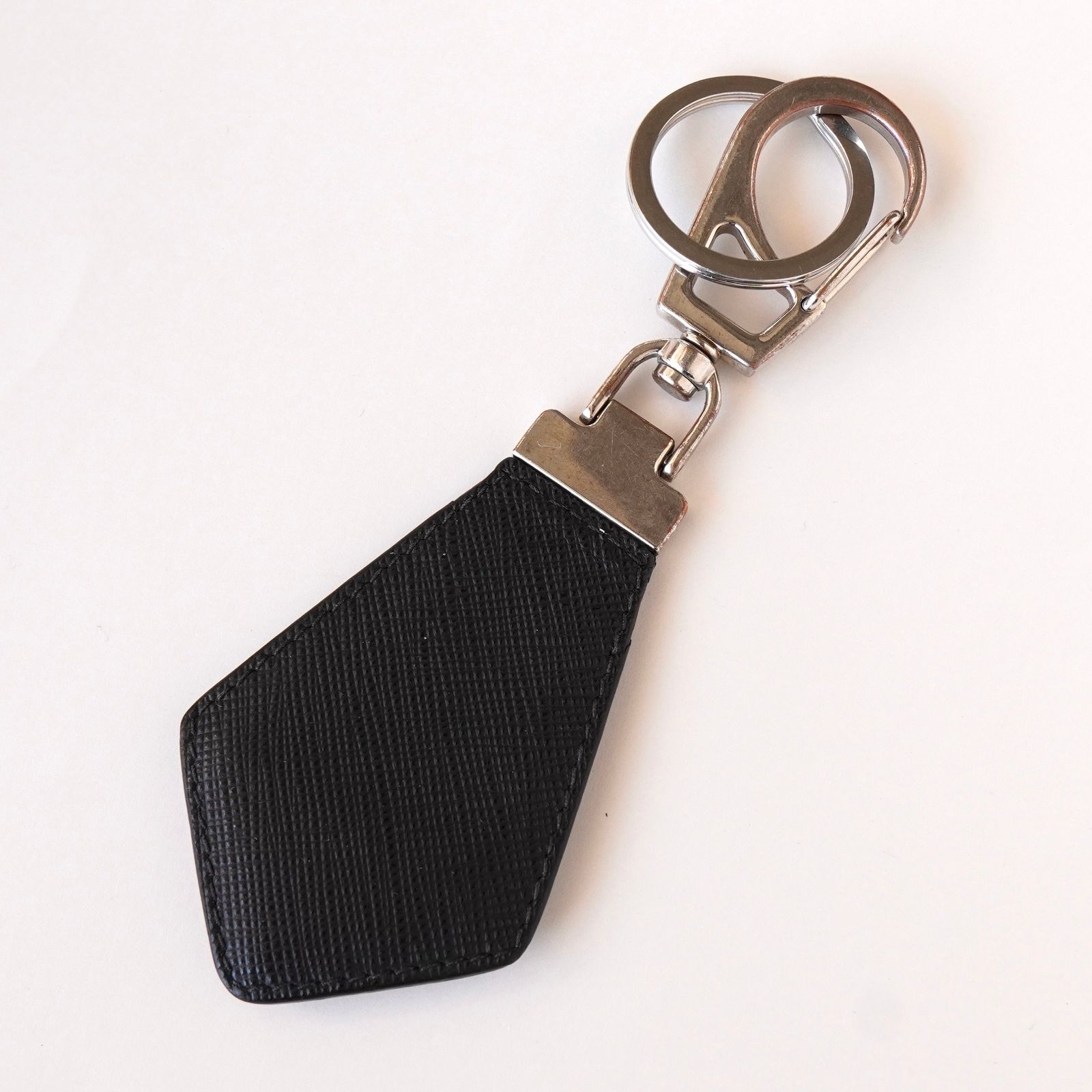 プラダ トライアングルロゴ サフィアーノレザー チャーム キーホルダー