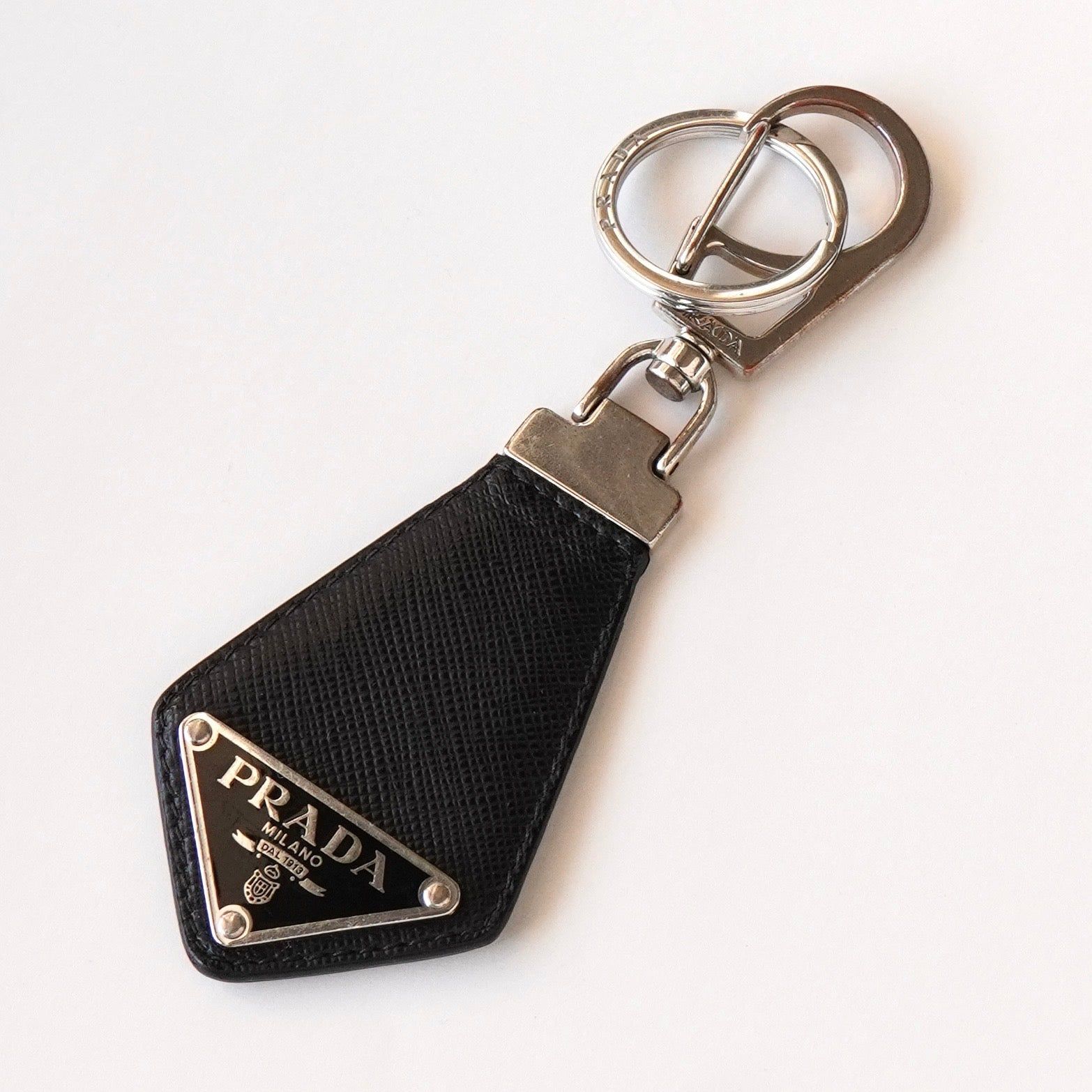 プラダ トライアングルロゴ サフィアーノレザー チャーム キーホルダー