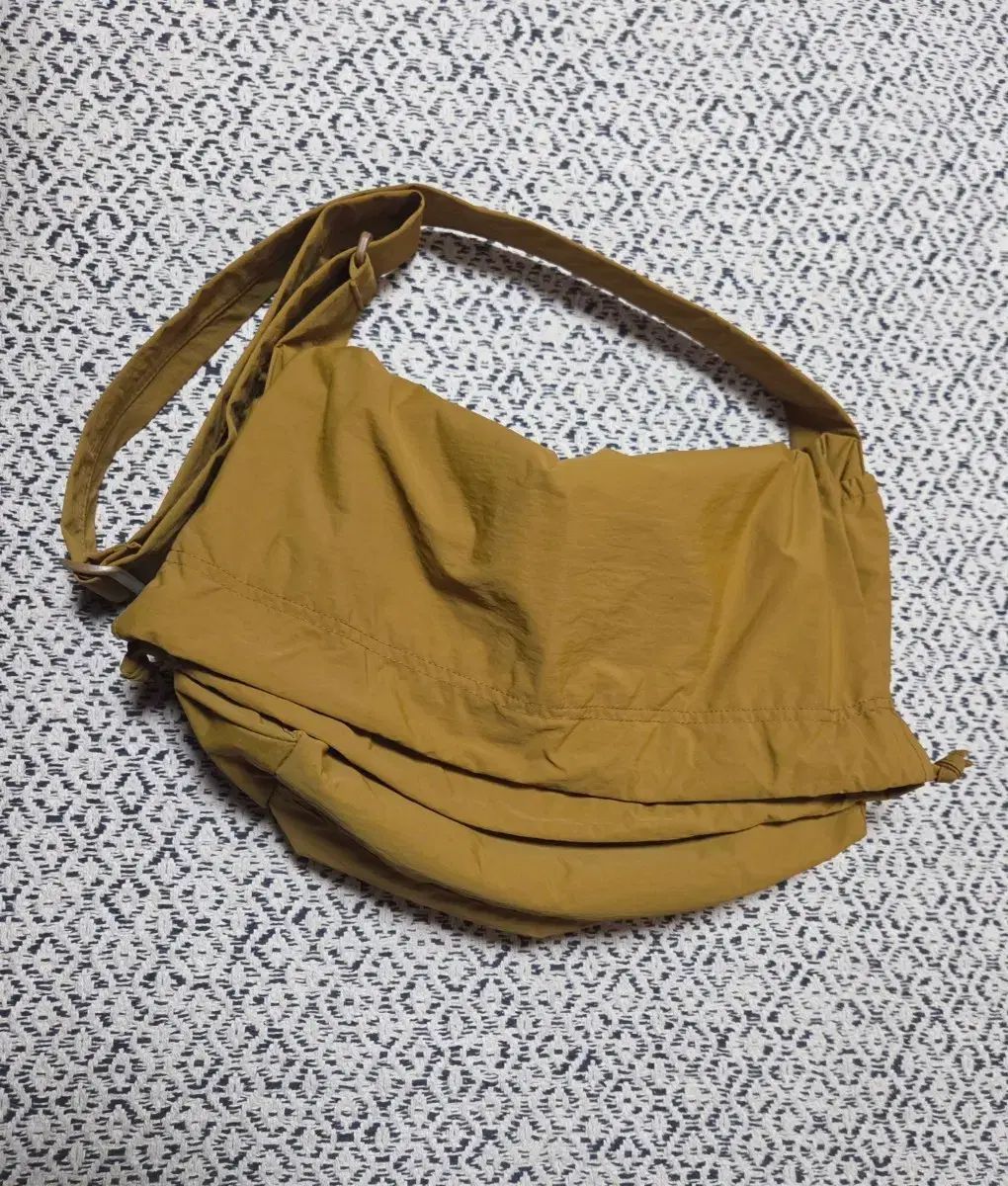 UNIQLO U ドローストリング ショルダーバッグ