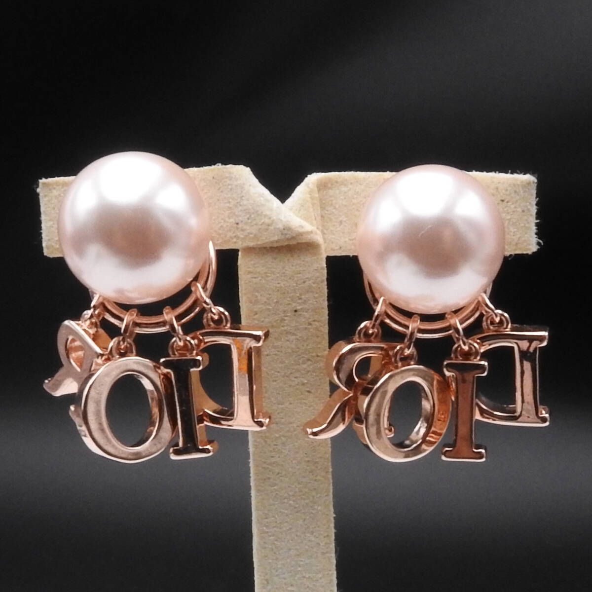 DIOR ディオール パール ロゴ ピアス ピンクカラー レディース - メルカリ