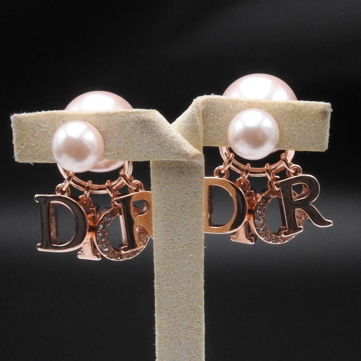 DIOR ディオール パール ロゴ ピアス ピンクカラー レディース - メルカリ