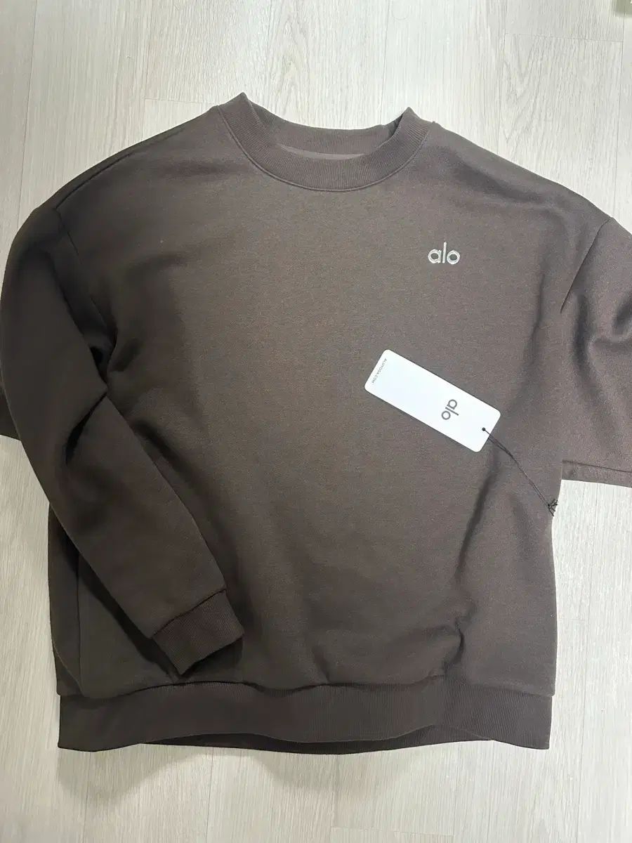 m alo アコ**レイ**ド **クルーネック** **スウェット** エスプレッソ