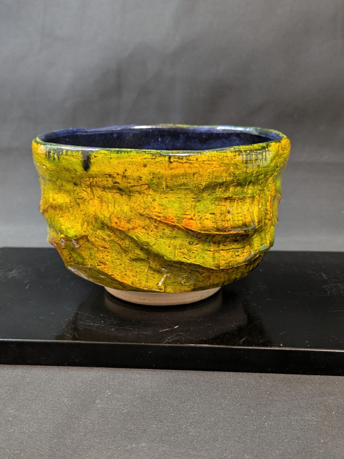 砥部焼 友澤波六作 錦手抽象彩色茶碗 共箱付属 手捻り造形 高さ7.3cm