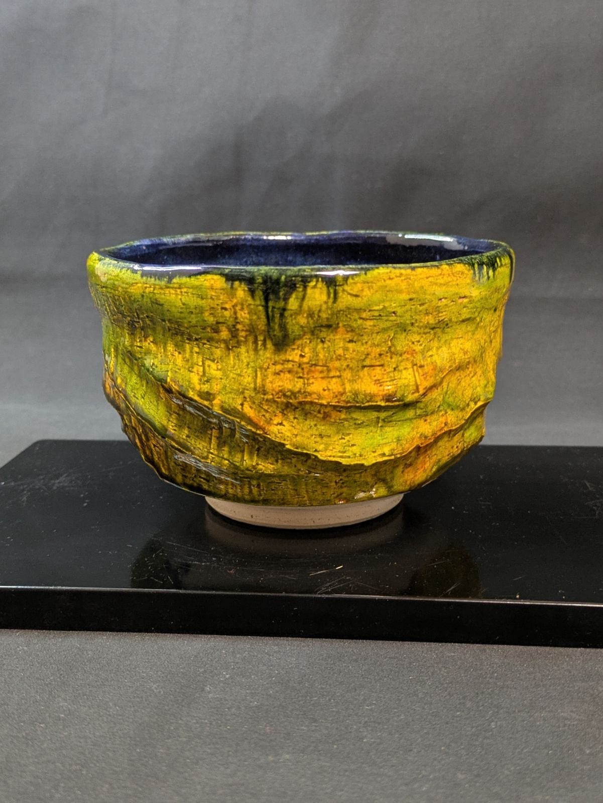 砥部焼 友澤波六作 錦手抽象彩色茶碗 共箱付属 手捻り造形 高さ7.3cm