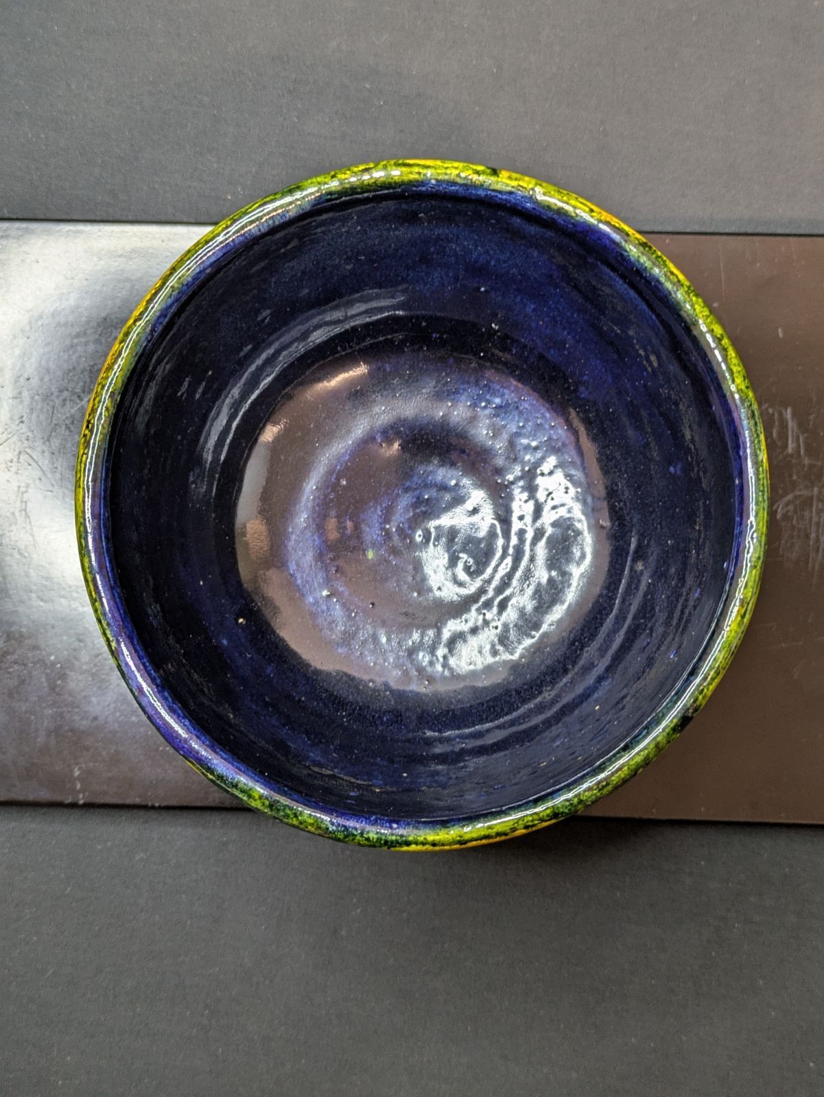 砥部焼 友澤波六作 錦手抽象彩色茶碗 共箱付属 手捻り造形 高さ7.3cm