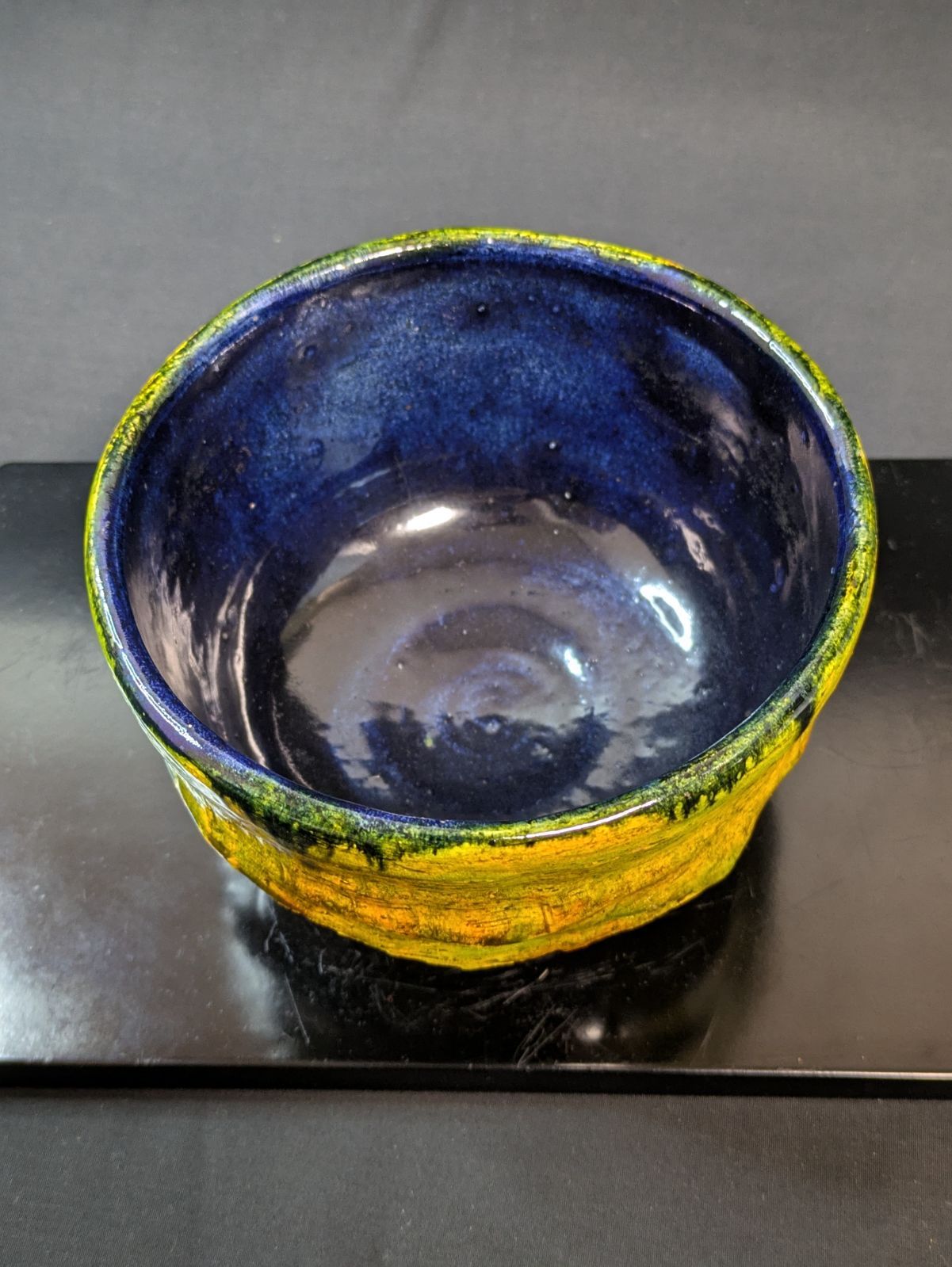 砥部焼 友澤波六作 錦手抽象彩色茶碗 共箱付属 手捻り造形 高さ7.3cm