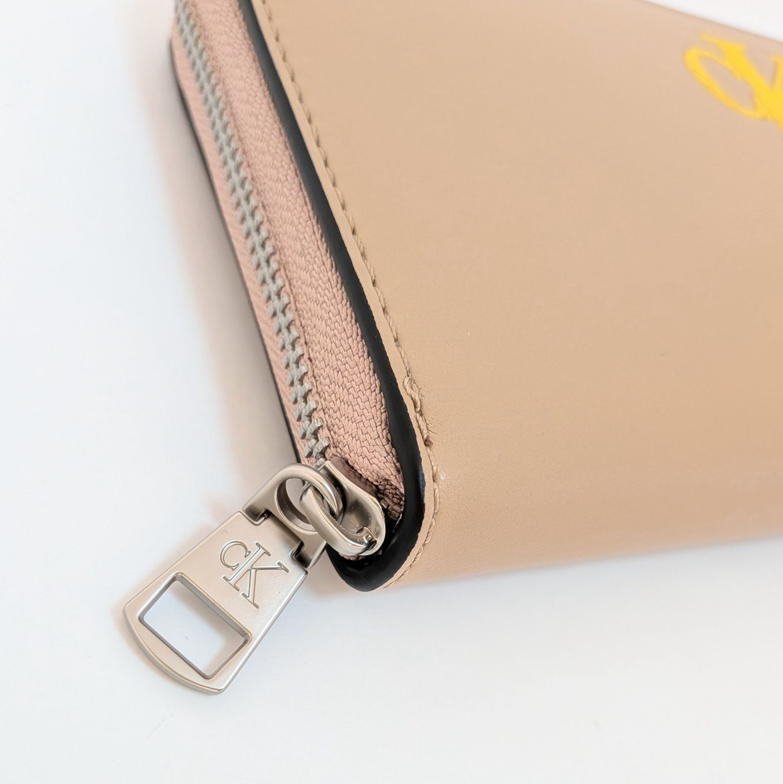 Calvin Klein Jeans 長財布 ベージュ イエローロゴ カルバンクライン 