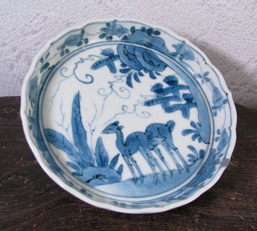 古伊万里の小皿　古い柿右衛門のサイン 古伊万里 藍柿右衛門 鹿文小皿No2 角福銘 幅：14cm 江戸中期/26a064