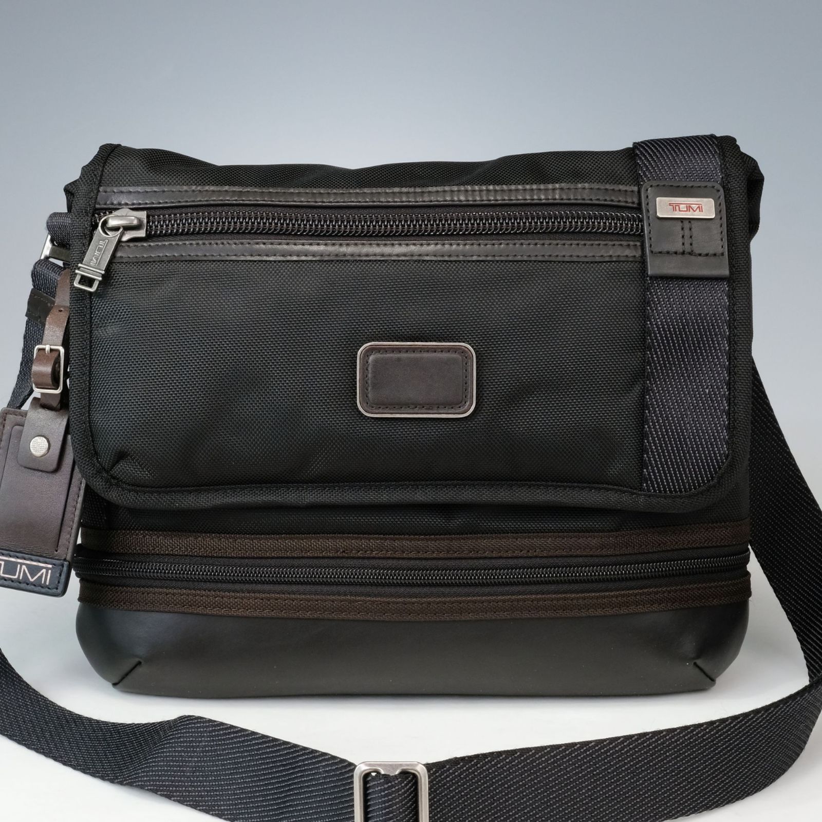 ⭐︎値下げ【美品】TUMI ブラック メッセンジャーバッグ 22371HKH 美品】TUMI ショルダーバッグ メッセンジャーバッグ スクエア 22371HKH