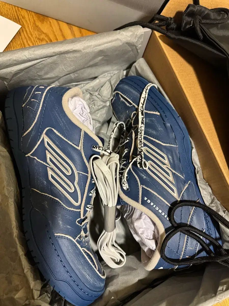 バレンシアガ ハンプトンズ限定カラー ブルーネイビー 43サイズ