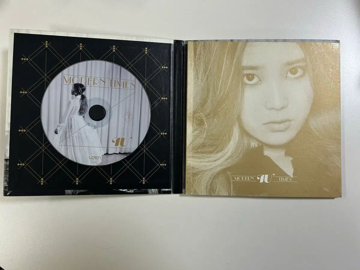 非売品) IU サイン入り アルバム サイン入り アルバム - メルカリ