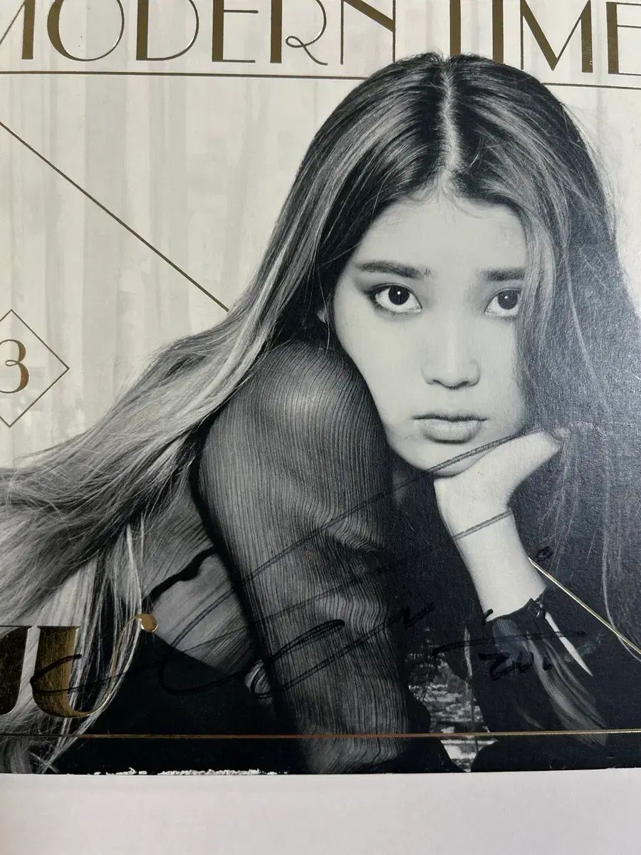 非売品) IU サイン入り アルバム サイン入り アルバム - メルカリ