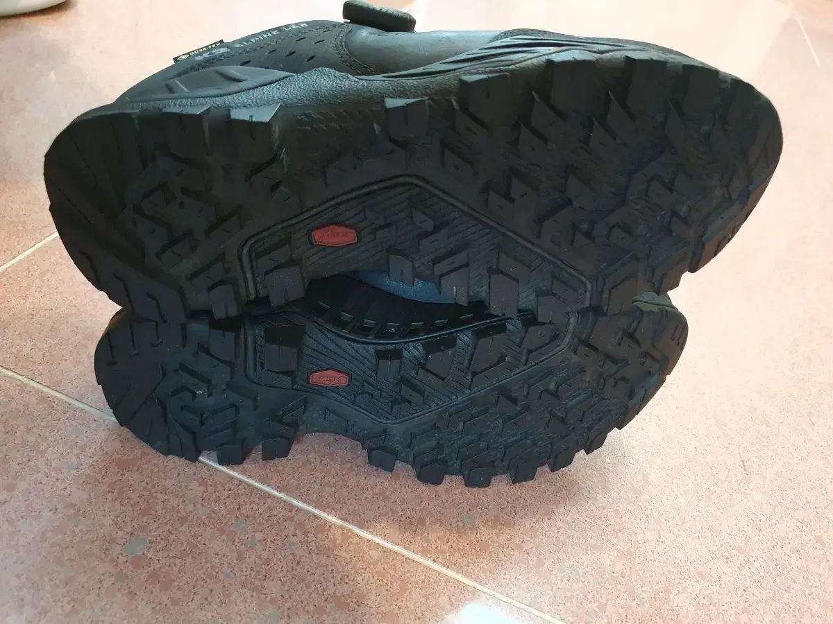 トレッキングシューズ