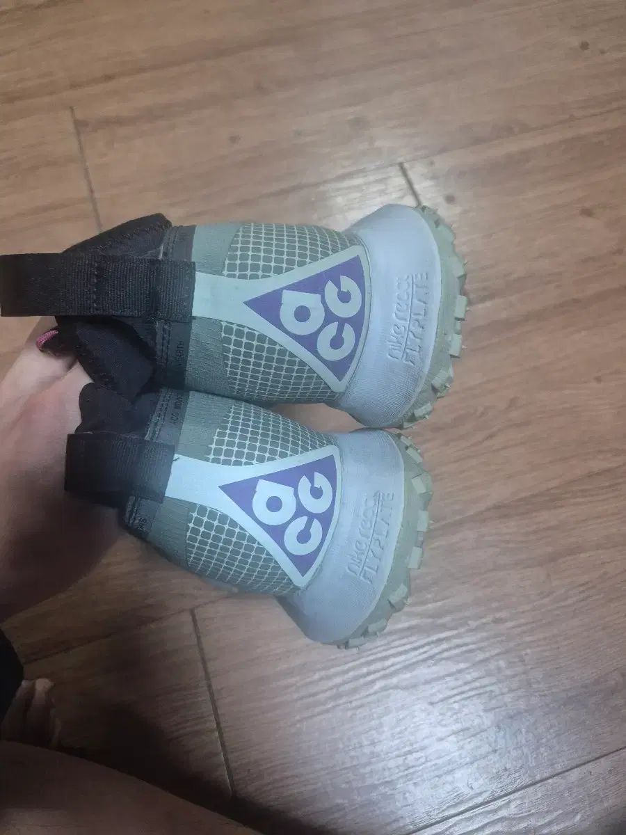 ナイキ マウンテン フライ クレーグリン ゴールデン サイズ 275