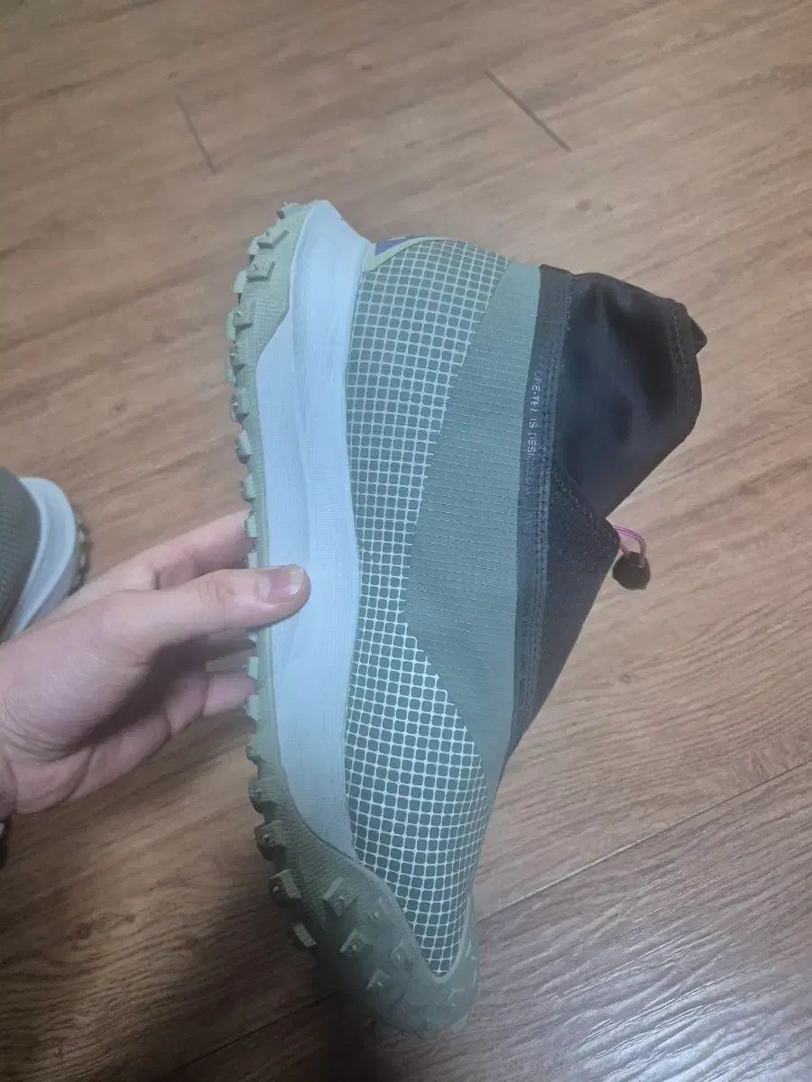  ナイキ マウンテン フライ クレーグリン ゴールデン サイズ 275 登山靴 トレッキングシューズ アウトドアシューズ