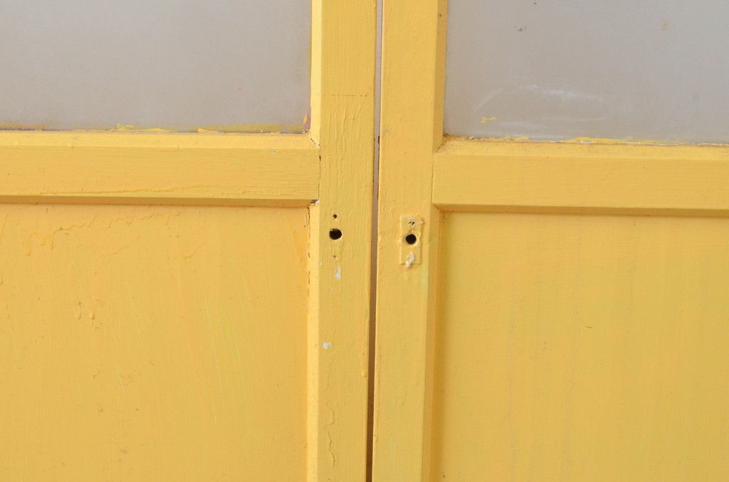  現状販売 ガラス戸 セット アンティーク建具 昭和初期 レトロ 黄色のペイント 4～7営業日前後で発送 修理加工希望の方3ヶ月程で発送 R-065505 ドア 扉 板戸 障子 住宅設備