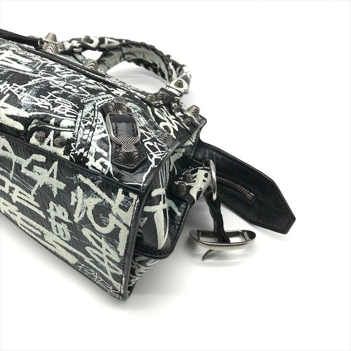 バレンシアガ　洋書　美品 バレンシアガのフォール 22 コレクションが公開──GQエディターが選ぶ