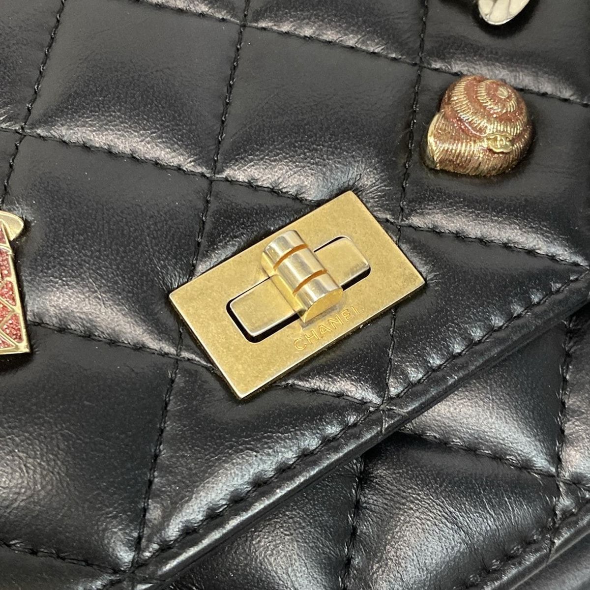 CHANEL(シャネル) 財布 2.55,アイコンチャーム A80834 黒 ゴールド金具