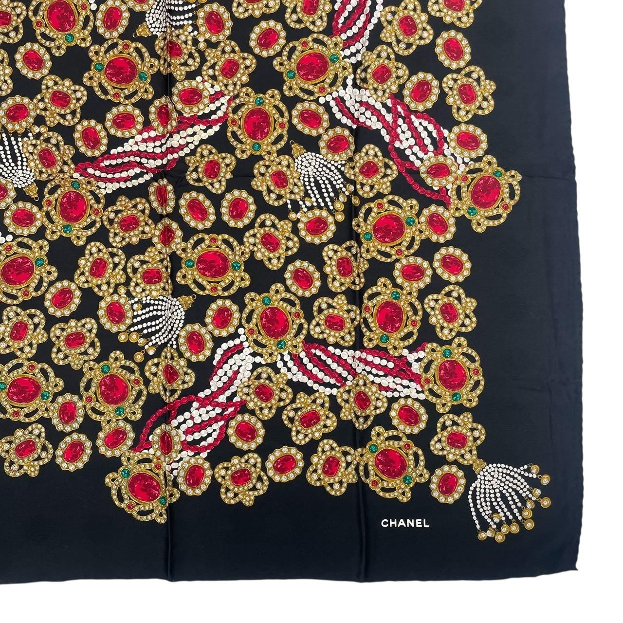 CHANEL シルクスカーフ ブラック 宝石 未使用品 CHANEL シャネル スカーフ シルク 宝石柄 ブラック x