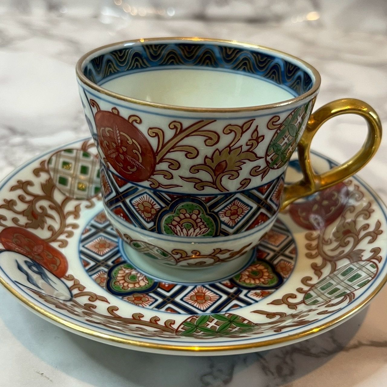 良品】林九郎作 有田焼 色絵 唐草文 カップ＆ソーサー 金彩 和食器