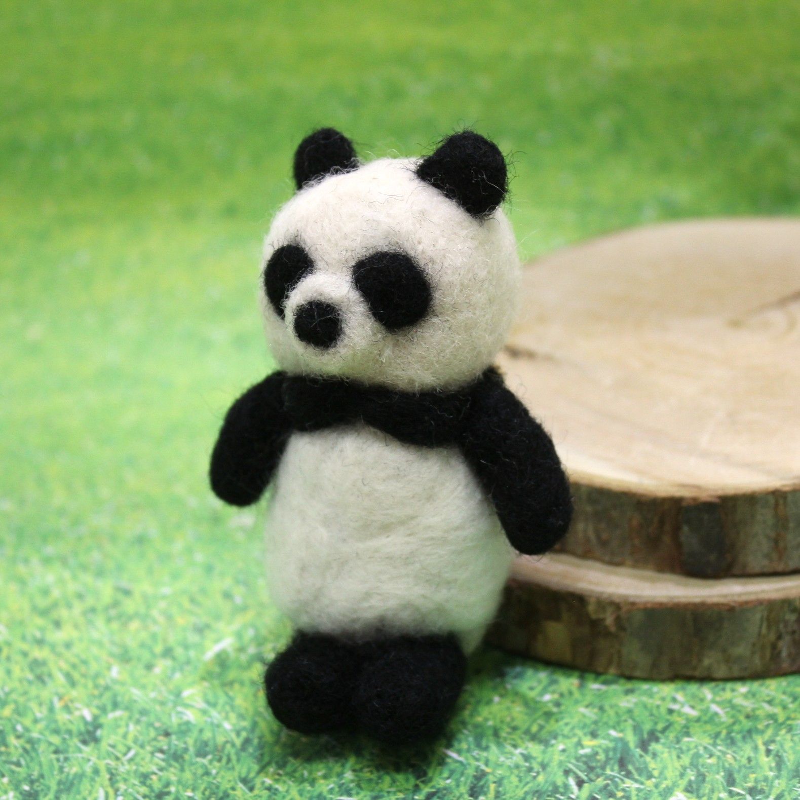 お座りパンダの羊毛フェルト｜ころんと可愛いハンドメイドぬいぐるみ